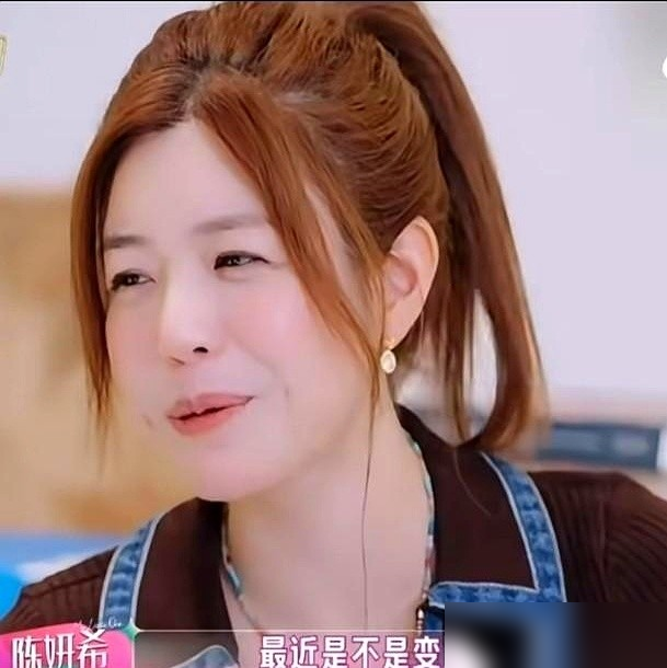 怀孕四个月还在片场跑，她愣是没跟导演说一个字。
陈妍希拍《北上广依然相信爱情》那会儿，肚子都16周了。剧组节奏紧，她怕说了，戏就没了。硬扛到杀青才停工。导演后来才说，早看出来了，没拆穿。
谢楠产后复工，最怕熟人见面问一句最近忙啥呢。一句话能让她整宿睡不着，疯狂接活，生怕行业把自己忘了。
陈妍希