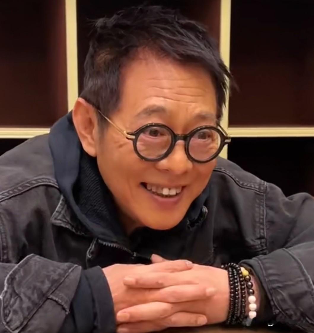 李连杰自曝“老年痴呆”


李连杰自曝患有“老年痴呆”，并笑称双手麻了不动了。李连杰满脸皱纹与疲态，坦言如今对工作已失去热忱，最大的愿望就是什么都不想、彻底放空。

尽管语气看似自嘲开玩笑，但难掩英雄迟暮的沧桑。多年来，李连杰饱受甲亢、旧伤及颈部良性肿块等病痛困扰。虽然此前曾积极辟谣“换心”等离谱传