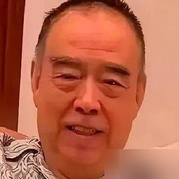 74岁的陈凯歌，在三亚别墅请客，弯腰给客人倒酒，亲手剥虾递纸巾。陈红素颜下厨，大儿子在一旁打下手。
那个在片场骂哭演员的暴君，此刻乖得像换了个人。
要知道他对亲儿子都狠。陈飞宇16岁去《妖猫传》剧组当助理，高温扛十几个小时，不许喊累。家里吃饭，儿子得站在墙角，等父亲一句阿瑟请坐才敢上桌。
递个
