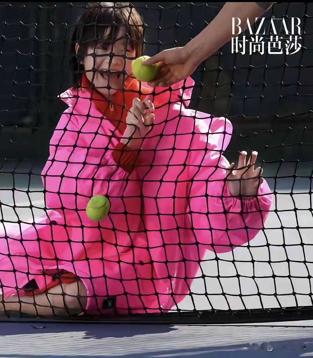 “时尚芭莎”这是打算把名字改成“疯子芭莎”嘛？拍的照片越来越诡异，到底是摄影师的另类创新，还是时尚总监的另一种投诚。

不管怎么折腾，你别拿艺人当试验品啊。李庚希背后可是有资本的，你拿着资本的孩子当照料，小心搬起石头砸自己的脚。