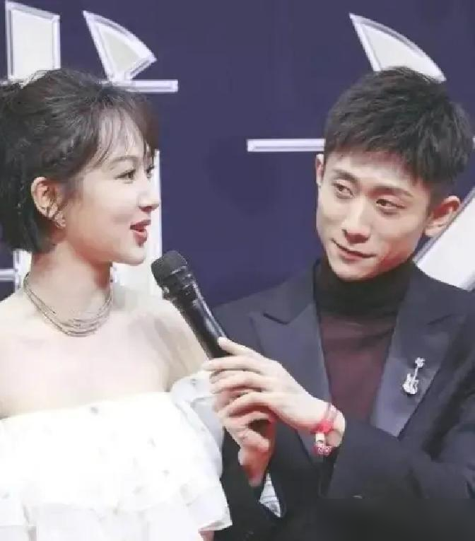 张一山问杨紫：你爱过我吗？杨紫说爱过。全场都以为要官宣了，结果俩人相视一笑，接着互相揭短，一个说对方打呼噜，一个说对方抠门。
这就是山紫，12岁拍《家有儿女》认识，初中同校，大学同班。红毯上他弯腰给她提裙摆，她被网暴他说背叛全世界也站你身后。
张一山说杨紫不是菜，是馒头，是主食。
传了22年绯