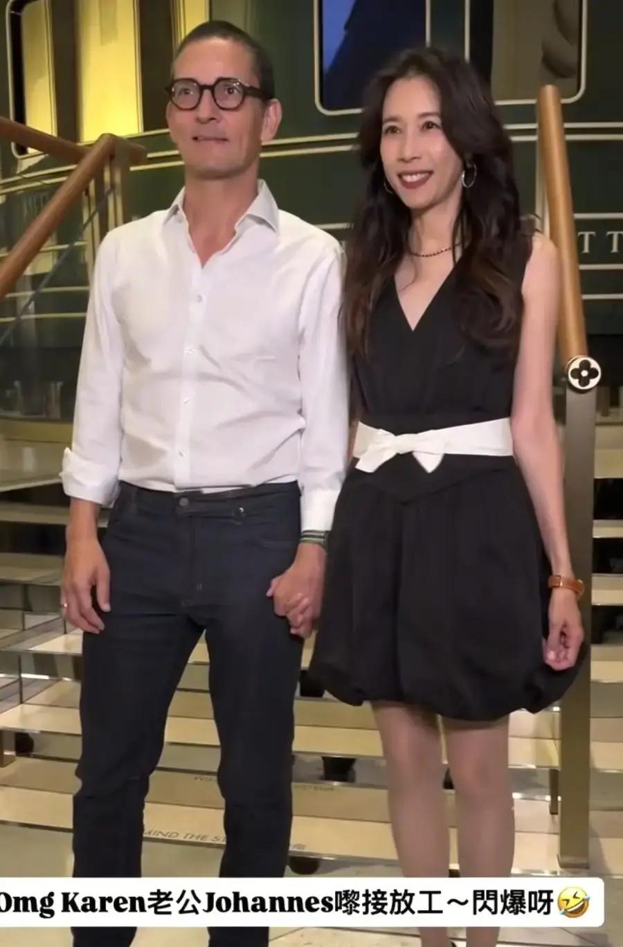 54岁的莫文蔚下班被德国老公接走，两人往街头一站，男方满头白发满脸褶子，不知道的还以为是长辈来接闺女。
可她倒好，整个人直接黏在对方胳膊上，笑得眼睛弯弯，活脱脱像个刚谈恋爱的高中生。
要说缘分这回事，真没道理可讲。
当年她在意大利念书，17岁情窦初开，遇上的初恋就是这个德国小伙Johannes