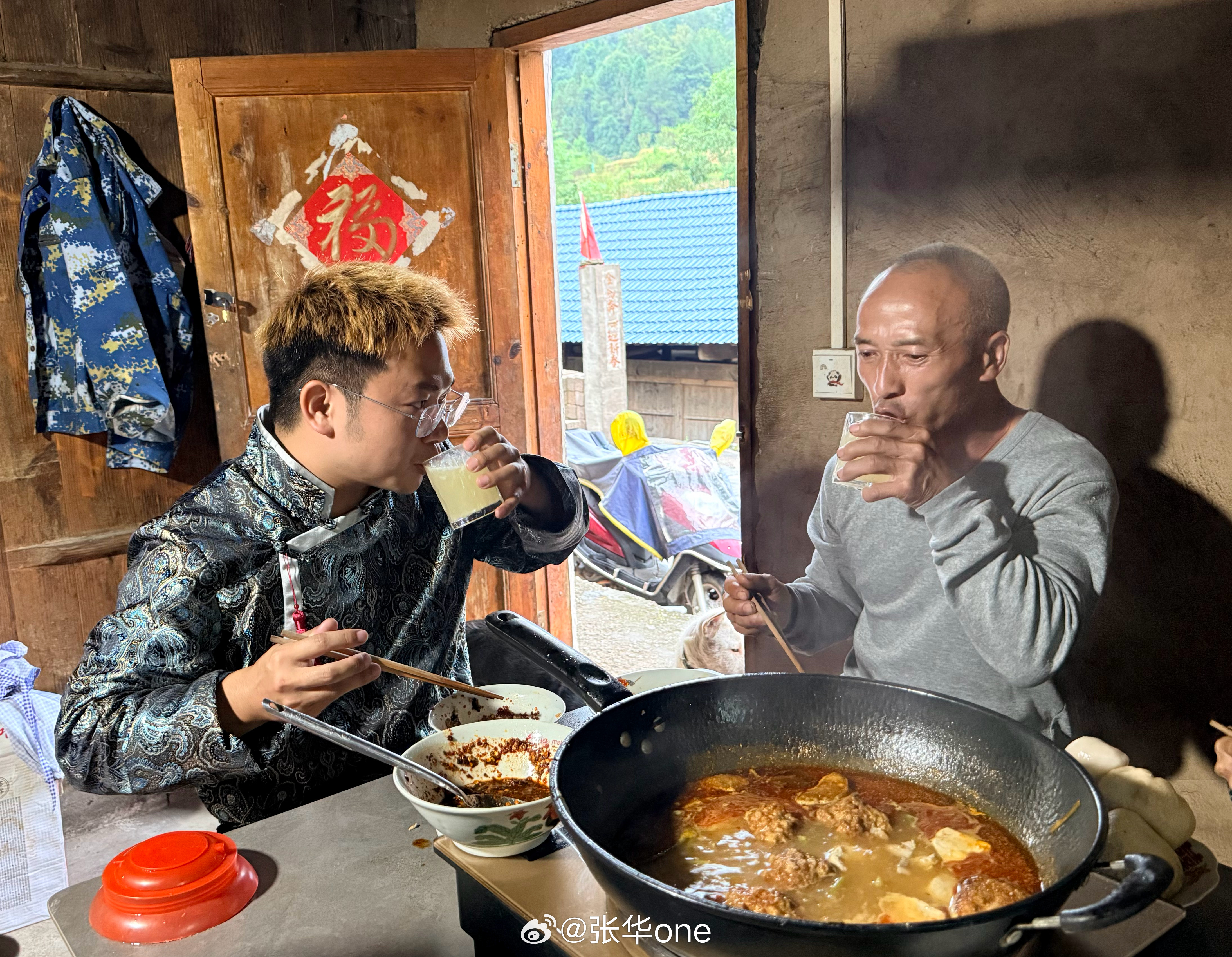 图一、图二是前两天晴天时，我进县城路上拍的沿途风景。老家下雨了，听爸爸说，老家已经有快一个月没有下雨了，这场雨是他们农人期待已久的甘霖，不然的话，他们种下的蔬菜和作物秧苗就要被彻底的焐死了……进入十月的老家，每逢一场秋雨就要凉上几分。这一场雨下来，老家的日最高气温顿时从三十降到了二十一，甚至今天直接跌到15度（天气预报显示今日的最高气温）。前天还要穿短袖，今日就必须穿长袖棉服了……天冷了，适合围桌吃火锅、把酒言欢。昨天老家赶集，小叔、小婶特地上街买了一条鲤鱼，被我做成了酸汤鱼片。可惜，鲤鱼肉柴，做成酸汤鱼片不好吃。爸爸把奶奶自己酿的甜酒拿出来，让我陪他喝酒。饭桌上，喝酒的只有我和爸爸、小叔三人，小叔本不喝酒，所以喝了一杯甜酒便停了下来。我与父亲推杯换盏间，不知不觉奶奶酿的甜酒已然见底。爸爸老是喜欢用寨子上的反面教材们说教，让我好好做人、踏实做事。微醺后，他让我把对象带回家来，如天长日久后见了人心仍坚定在一起，也是该正式考虑组建家庭了……（巴拉巴拉一大堆）又是那些老生常谈的问题……下...