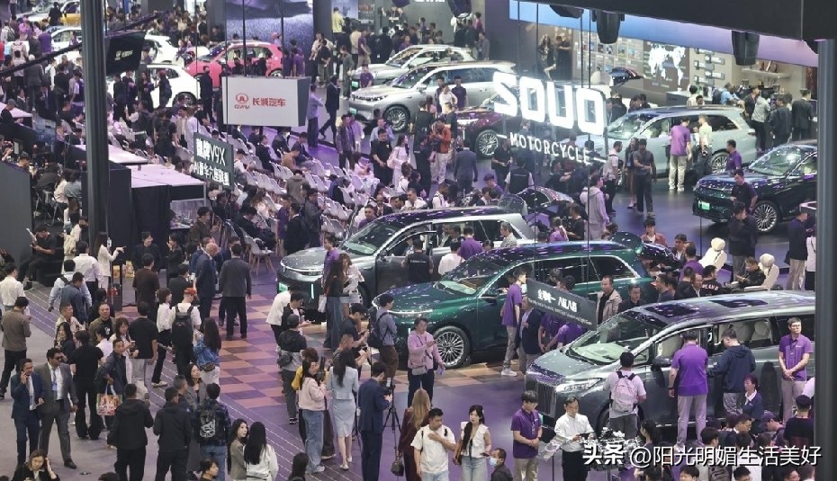 合资开启价格反击战
宝马iX3预售26.99万起，大众电车最低8.99万。合资不再拼配置，直接降价；国产拼智能、底盘、续航，价格战正式开打。


​
