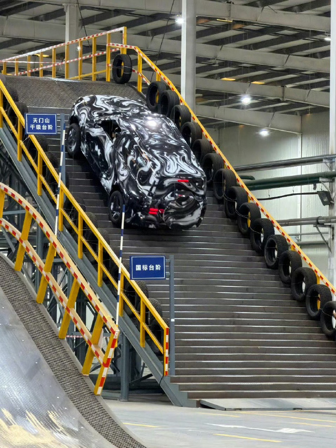 比亚迪把天门山天梯搬进了厂房，其实，以比亚迪的技术，爬这种坡，倒不算是...