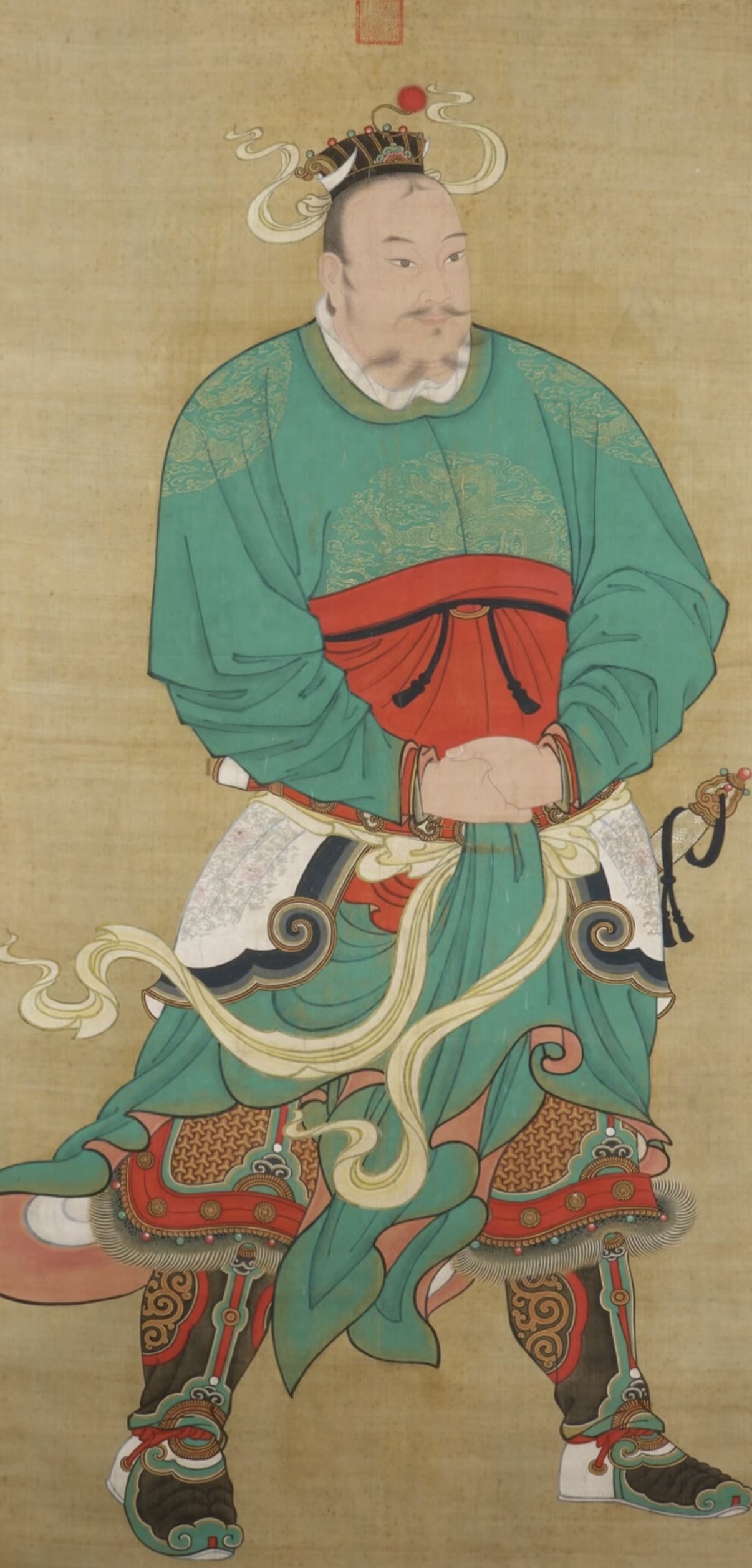 上个月去淮阴侯祠打卡，站在那尊韩信像前盯了快十分钟。
整尊像高有十米多，韩信身板挺得笔直，右手按在佩剑的剑柄上，左手背在身后，衣袂被风掀起来一角，完全不是影视剧里那种忍胯下之辱时的隐忍模样，眉眼间全是扫平四国的锐劲儿。
之前逛过不少地方的韩信像，要么塑得像个唯唯诺诺的书生，要么凶得像个莽夫武将，唯独