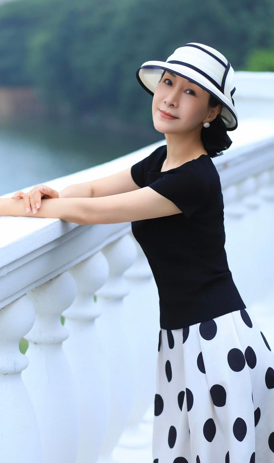 还是成熟的女人漂亮！散发出生活阅历和知性的美。