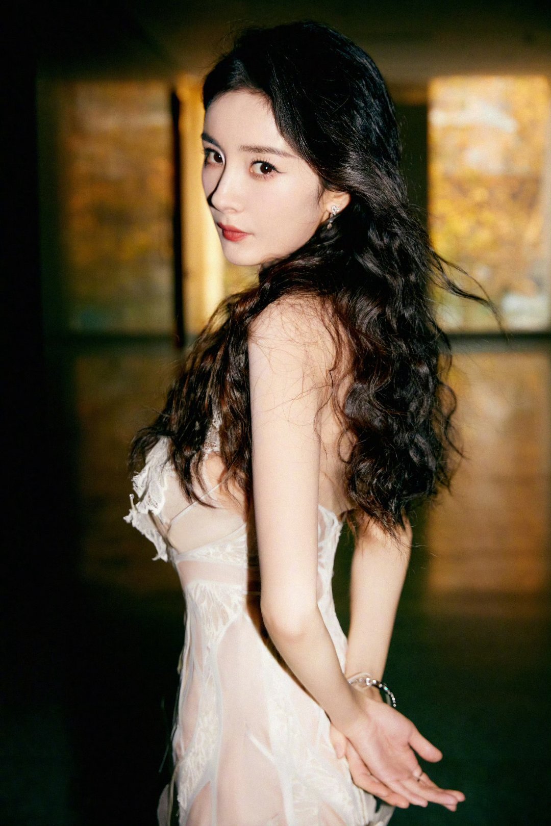 杨幂，1986年9月12日出生于北京市，毕业于北京电影学院，中国内地女演员、歌手、制片人 ​