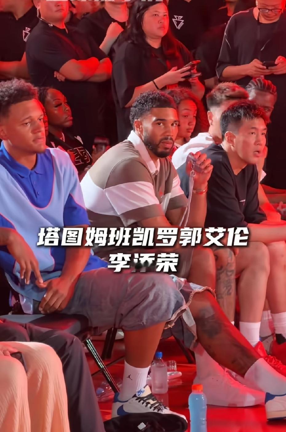 没想到亚洲第一控卫郭艾伦这么有排面啊，在上海UFC比赛现场，我们中国男篮名宿郭艾伦甚至喝NBA巨星塔图姆，班凯罗等等球星坐在一起啊，这排面太大了啊，估计塔图姆等球星也知道郭艾伦的名字和球技啊，毕竟郭艾伦打球运球也不错啊