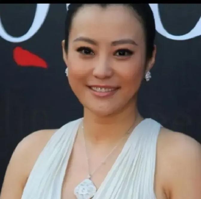 现在娱乐圈的女明星走个红毯，简直是在玩命卷

要么勒紧裤腰带饿上好些天，要么踩着恨天高冻得直哆嗦，就为了在镜头前显得又瘦又白

偏偏44岁的郝蕾，完全没把这些潜规则当回事

她穿着一身大红裙子往红毯上一站，没刻意减肥的身板反而透着一股子压得住场的气势

没有半点遮掩身形的扭捏，就这么大大方方把真实的