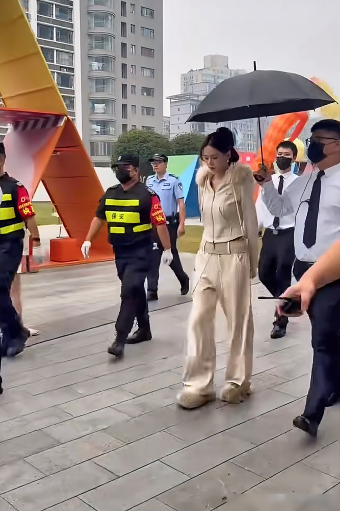 米白色毛领套装，高马尾，沈梦辰一出现，现场生图直接把状态好三个字拍在了所有人脸上。
10月15日亮相线下门店当一日店长，行程紧到飞起，愣是一点疲态没带。别人赶场是熬，她赶场像充完电来的。
想起她在《无限X SUPERLIVE》阜阳、九江站也是这股劲儿，甜酷路线说走就走，跟乐迷一对一合拍、抽信回信