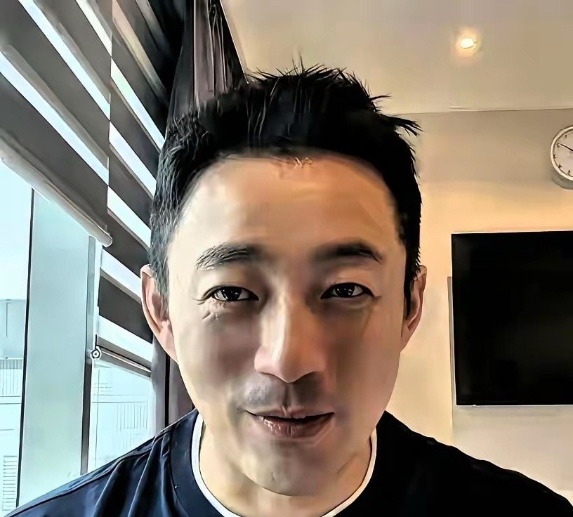 汪小菲最近在巴黎开直播，抱着手机刷网友给汪宝做的AI视频，乐得合不拢嘴。马筱梅在旁边笑，看样子好幸福呢
马筱梅回应老公带辣妹去打球 ​
