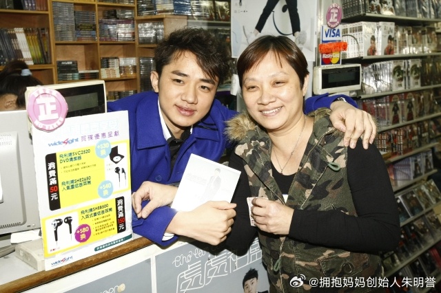 王祖蓝回归跑男 也想聊聊他镜头里的妈妈
王祖蓝回来了。10月17日，浙江卫视官方微博确认他现身《奔跑吧·大湾区篇》广州首录，节目当晚发布的开工合影也有他。到了10月18日，回归话题仍在抖音热点榜上。看到熟悉的人重聚，很容易想起以前追节目的日子。
不过，这次除了等新节目，也想聊聊他作为儿子的一 ​