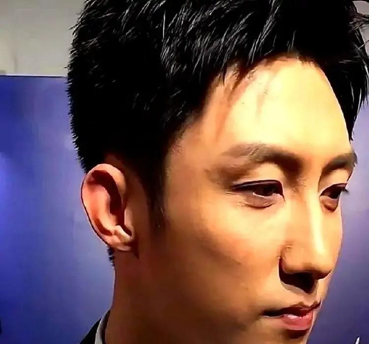 一个中国记者，在全是中国人的场子里，对着中国演员突然用英文提问，这场面光是想想就够让人尴尬的

黄景瑜当时连眼皮都没多抬，直接淡淡地反问了一句：“你会说中文吗？”

对方说会，他接着回了句：“那就说中文”

这是多年前在亚洲电影大奖后台发生的一幕，当时黄景瑜刚凭《红海行动》拿了奖

后台围着的都是国