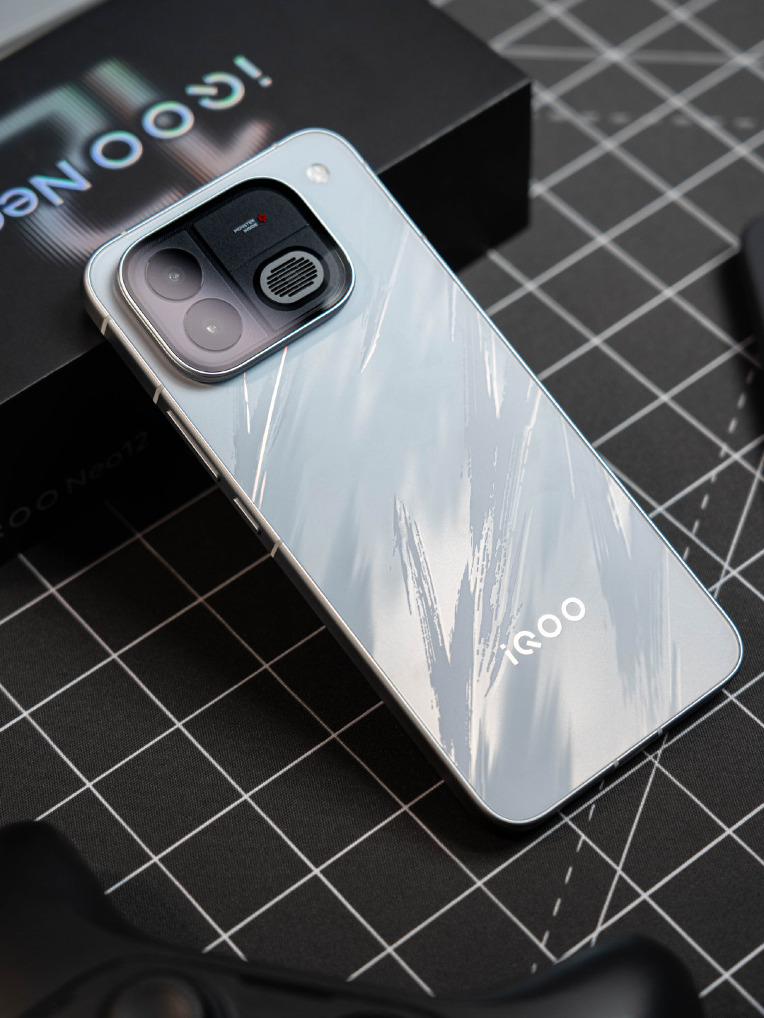 【兔撕机图赏】iQOO Neo12「争锋」
2K 185Hz OLED、骁龙8E5+Q3电竞芯片、主动风扇、9000mAh大电池。
屏幕、性能、散热、续航一次性堆料到位，手游党新选择。 ​