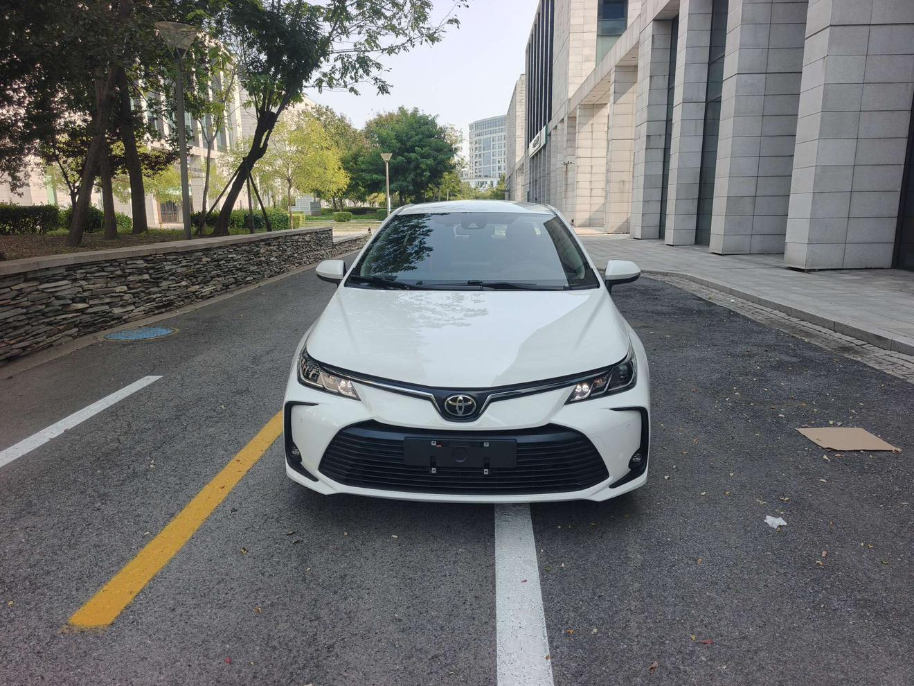 卡罗拉二手是“神车”还是“智商税”？今儿必须给你掰扯明白，买错年款哭都来不及
老铁们，一说买二手代步车，十个有八个往卡罗拉跟前凑。但你真以为闭眼抓一台就完事了？我跟你讲，二手卡罗拉的水，比你想象中深得多。今天不跟你整那些虚头巴脑的参数，就唠点车商嘴上不说、车主心里门儿清的大实话。
先说预算6到8万这