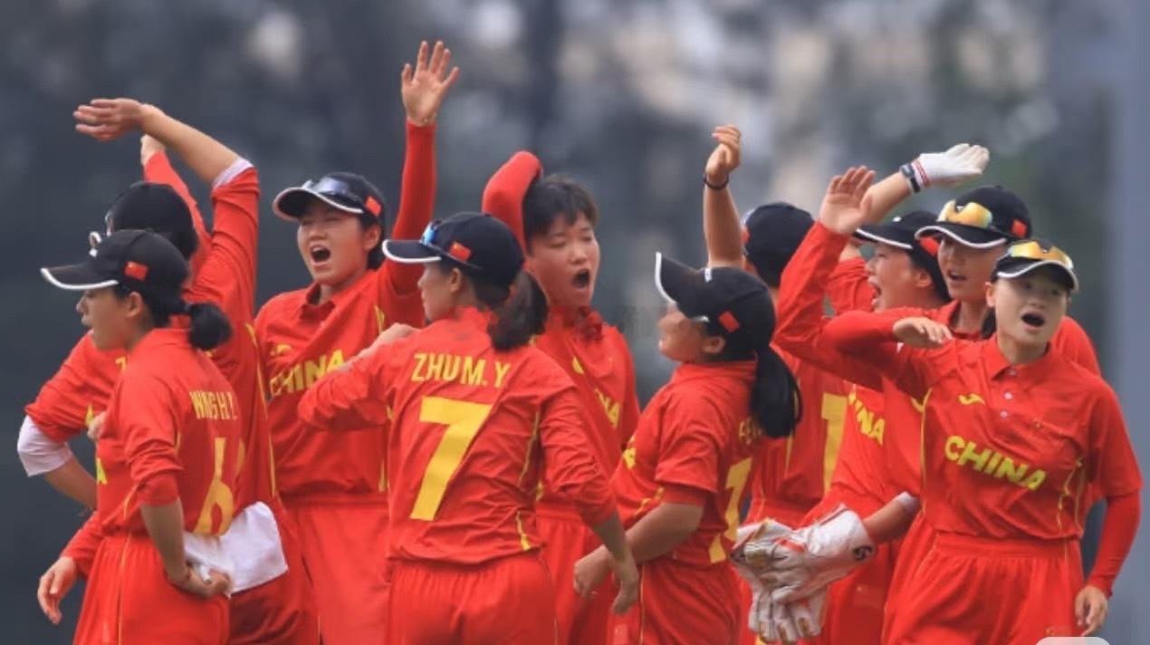 #亚运会 离谱#

亚运女子板球未战先败，排名决定命运太荒诞
中国女子板球队亚运未战即遭淘汰，看似离谱，实则是“规则合理但观感荒诞”。
因场地积水无法比赛，按板球规则，淘汰赛遇天气原因无法重赛，直接参照世界排名判定——排名第10的孟加拉晋级，第42位的中国队出局。姑娘们刚在资格赛拼来席位， ​