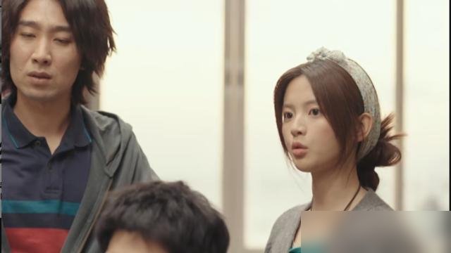 蒋龙新剧里这段“带资进组”的戏，拍得是真不藏着掖着。

村口阿姨为了把儿子塞进剧组，二话不说撸下金戒指往桌上一拍，嘴里就俩字：“投资。”
经纪人从翻白眼到笑着收下，中间只隔了一枚戒指的距离。她说了句大实话——当演员时看不惯，当制片人了，痛并快乐着。
这话比任何行业报告都狠。屠龙少年变成龙，有