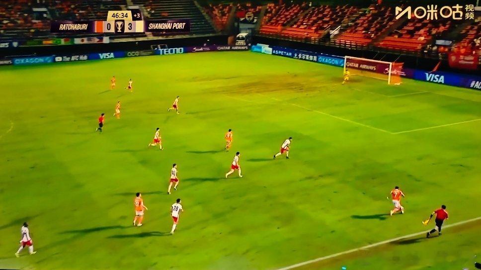 半场没完，上海海港就打了拉查武里一个3-0，还是客场。这还是海港嘛，之前每年亚冠基本就属他最外战外行。泰国球队里看到老熟人比埃拉，好亲切，不过确实岁数大了，感觉梅西在阿根廷队踢都比他跑的多[允悲]不过好几个处理球都很高级，以至于队友跟不上他思路，技术意识依旧牛B！#亚冠联赛[超话]# ​
