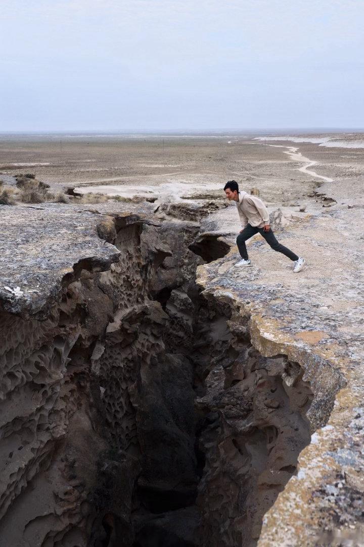伊比克特峡谷也被称作“多孔峡谷”，因为它最有特色的是岩壁上密集的蜂窝状孔洞。这些岩石主要由古老的沉积岩构成，经过长期的风化和侵蚀形成现在的样子。虽然这个峡谷的规模并不算特别大，但岩壁的纹理非常独特壮观，走进里面会有一种到了天然岩石迷宫的感觉。 ​​​