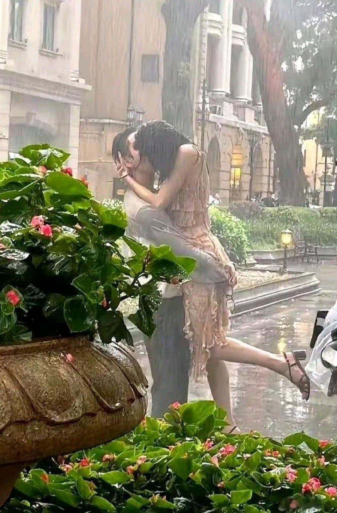 陈伟霆和钟楚曦一段雨中拥吻戏，钟楚曦为什么要翘一条腿？ ​
