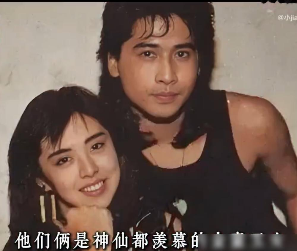 王祖贤亲口说，跟齐秦那15年，是一笔债，现在还清了。
李诞问她，是不是当年被情伤透了才走的。她直接摆手，说那都是外人编的。她打小就受不了娱乐圈，日夜颠倒，出门被人围，回片场又有车接送，整个人是飘着的。
最狠的是28岁那年，拍完《青蛇》，她就不想干了。觉得再演下去，也就那样了。别人挤破头要的名利，
