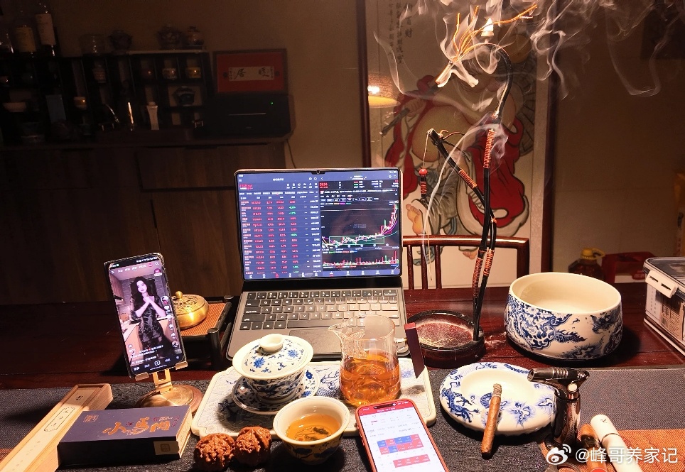 明天低开高走还是高开低走？加仓还是减仓？大涨大跌大预判。
 
今日反弹始终未能突破3927点，很多人把走势纠结归咎于等待英伟达财报，这其实只是市场主观臆想。英伟达业绩无论好坏，都无法左右A股整体涨跌，最多只会影响开盘情绪。提前预判，今晚纳斯达克指数不会出现大涨大跌，因此明天A股早盘低开概 ​