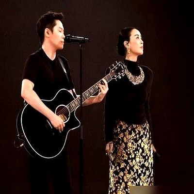 特邀嘉宾唱完一首扭头就走，那英在台上喊：“给你打电话你倒是接啊！”

那英成都演唱会上，梁博唱完规定曲目，话筒没放稳就下场。面对喊话，他在台下回了句：“按计划来。”两人上次同台还是《出现又离开》，这次多一首都不给。

那英没劝，反而评价：“他这一首，顶半场。”

那英留人是情分，梁博走人守规矩。一个