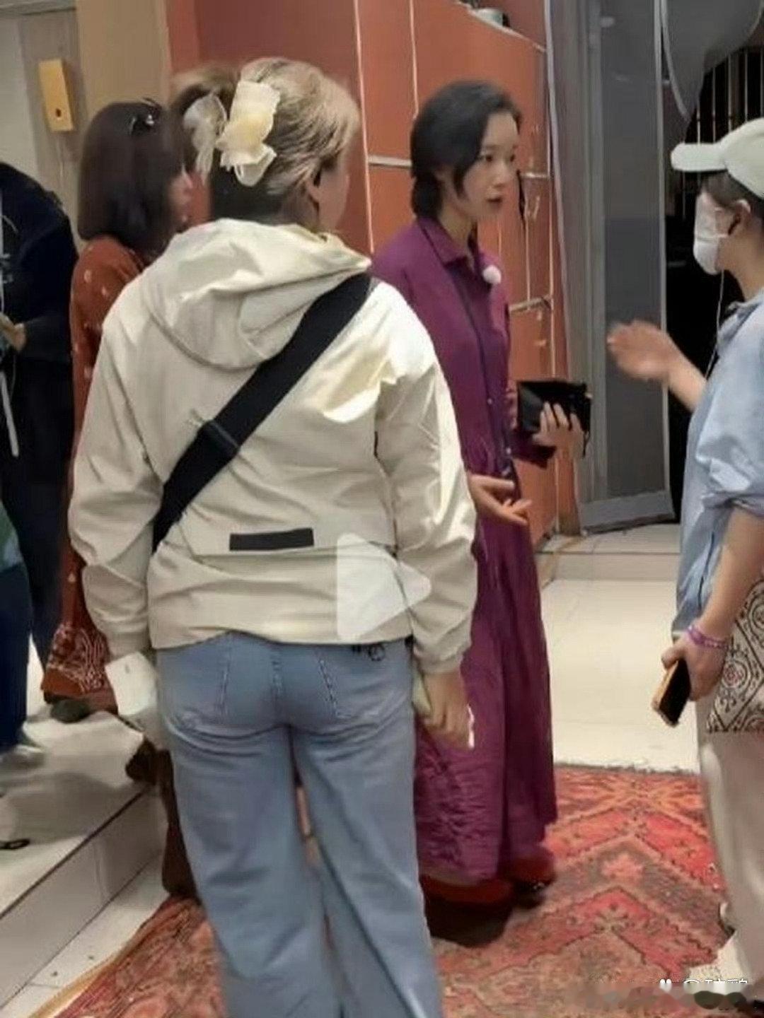 倪妮现身新疆一家火锅店，没有化妆，素颜出来打扮好土气，法令纹那么深，看不出来有女神气质了，有年龄感了。 ​​​