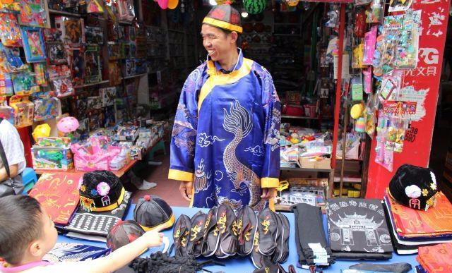 84岁老人独自来到店里，给自己挑选寿衣，老伴已经离开十几年，大女儿夫妻俩也早早离世，老人只想自己把后事安排妥当，不给家里其他人添麻烦。
 
看到这段视频的时候，心里久久都没法平静。我们大多人的印象里，寿衣都是由晚辈，由家里人帮忙准备，很少能见到老人自己一个人来挑选。老人全程十分平静，语气没有一点激动