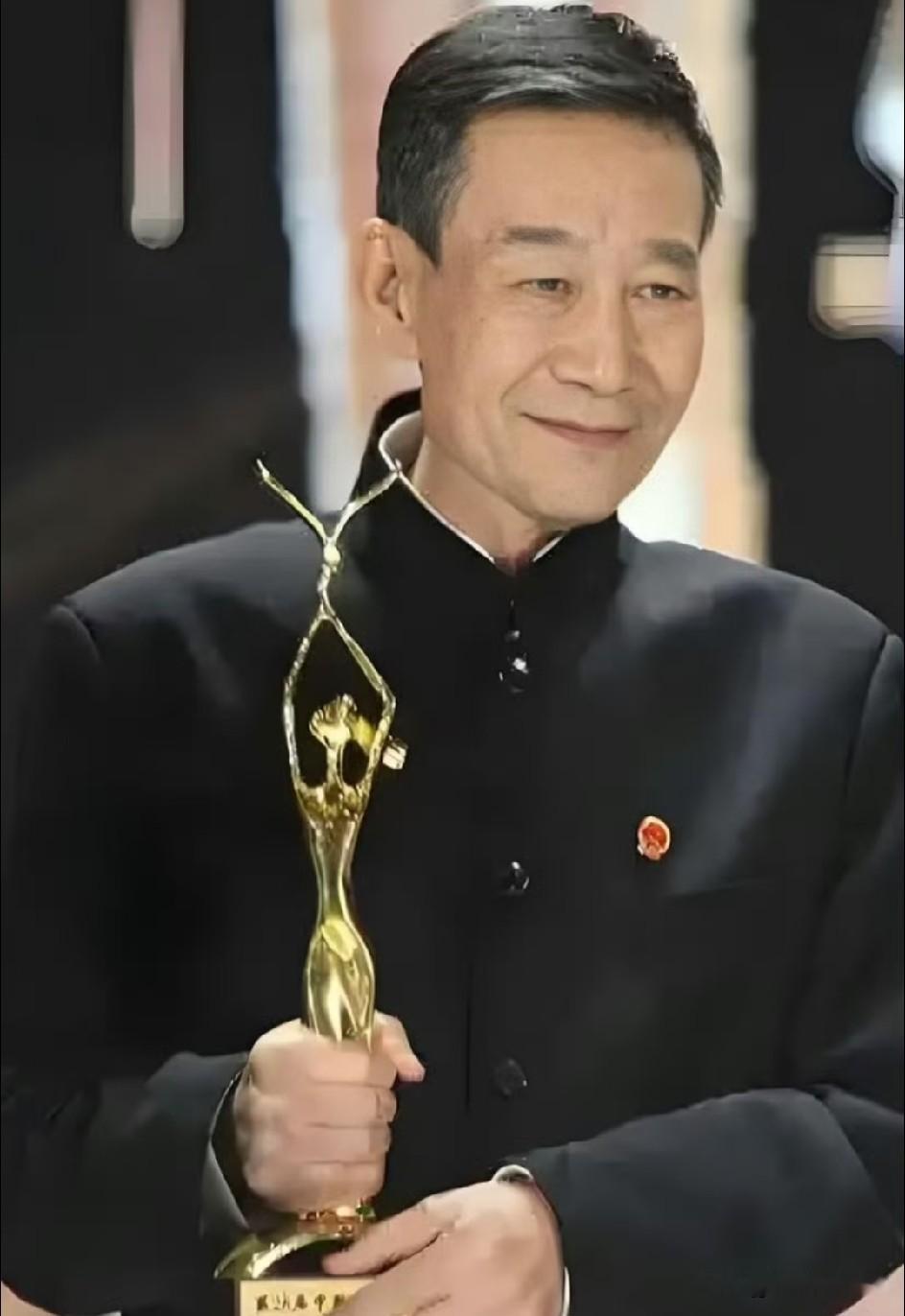 难怪老一辈说会说文化艺术工作者要有思想文化，李雪健演员中的老戏骨，一生中演活了多少角色，当年 李雪健  演焦裕禄获奖，他的获奖感言是“苦和累都让一个好人焦裕禄受了，名和利都让一个傻小子李雪健得了”当时就觉得这位演员的文化素质好高，所以一直记到现在，反观现在的内娱发言都要准备好发言稿了.......