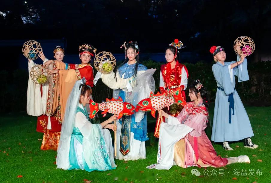 【海盐这里“夜游”升级，持续到明年2月】“这个妹妹我曾见过的，虽看着面善”“就算是旧相识，今日就只当是久别重逢吧”……傍晚6点，8位身着《红楼梦》角色服饰的NPC在绮园南门外惊艳亮相，婉转的曲调悠然响起，拉开了夜游的序幕。详见： ​