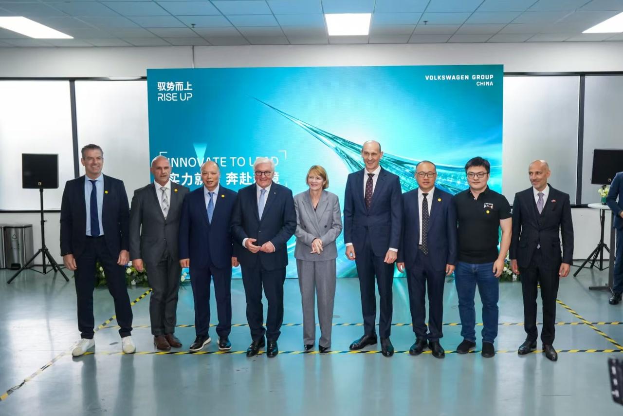 德国总统施泰因迈尔这次访华，首站没去北京，而是专程飞到安徽合肥，行程里专门留出时间去大众汽车的合肥研发中心。

这是他时隔近8年再以总统身份来华，10月27日到31日共五天。一位国家元首去看车企研发中心，不少人觉得没必要，可往回翻一页就明白了。

1982年，联邦德国总统卡斯滕斯访华，谈的是让德国技