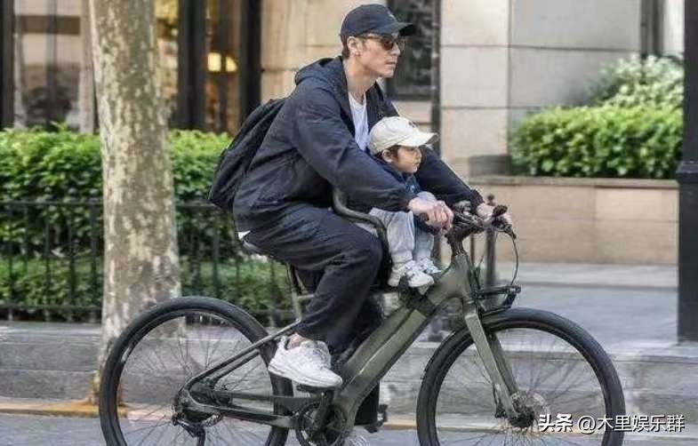 中秋那几天，上海街头有人拍到了胡歌一家三口。

44岁的他骑一辆折叠自行车，女儿坐在车前梁上。妻子黄曦宁骑着一辆粉色的车跟在旁边，两个人慢悠悠地穿街过巷，红灯前跟所有人一样单脚撑地等着。

没有助理，没有保镖，也没戴严实的口罩。

最戳人的是这么一个细节：胡歌一只手扶着车把，另一只手始终虚虚地挡在女