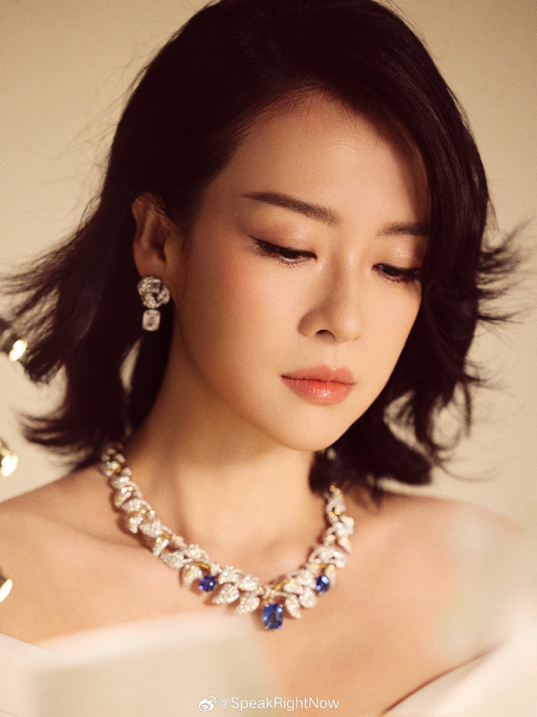 章子怡一袭Tadashi Shoji的优雅白裙，佩戴Tiffany&Co.高级珠宝，出席今晚的2026 Blue Book晚宴，有事业心的女人什么时候都有旺盛的生命力～

#时尚灵感解读# ​