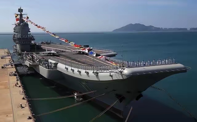 中华人民共和国曾经正式向全世界宣告两件大事：第一件就是，我们的福建舰航母正式服役了，中国海军从此迈入三航母时代，海军整体实力得到了前所未有的提升！第二件事情就是，中国正式迈入全球海洋强国的大门！
 
海面还是那片南海的碧波，军港还是三亚那座熟悉的码头，但当舷号“18”的巨舰挂满旗、舰长郑重接过军旗的