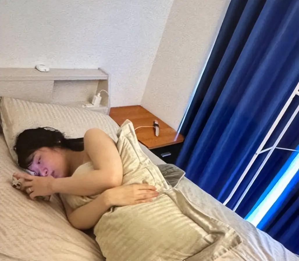 内蒙古，男子在妻子的卧室悄悄放了录音笔，得知妻子的秘密后，强行和妻子发生了关系。妻子看着眼前的男子，简直不敢相信，两人的婚姻已经走到了尽头，早已进入离婚冷静期，对方居然还要殴打自己、侵犯自己。于是妻子立即报警。最后，男子被以强奸罪羁押，家属多次为他申请取保候审，但都被驳回。警方认定男子有暴力倾向，且