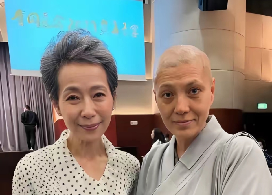 叶童与已经出家的秦蔚文在活动上的一张留影，秦蔚文是80、90年代香港女演员，早年和叶童合作电影《两公婆八条心》，还曾与刘德华、谭咏麟搭档拍戏过，让人不得不感慨时世难料。
