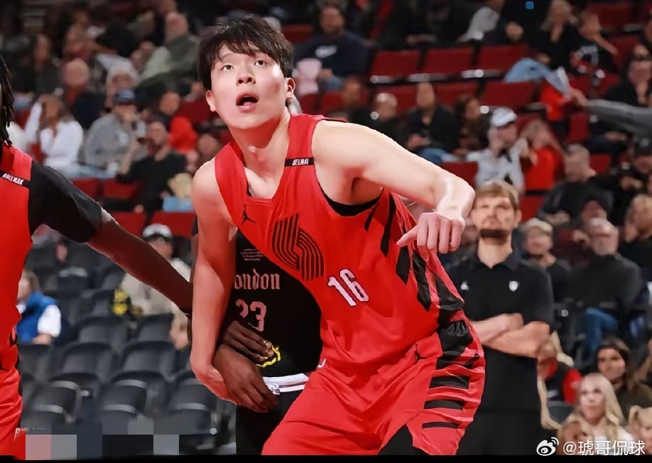 #杨瀚森登上开拓者官方赢球海报#季前赛高效输出！杨瀚森亮眼表现收获外媒盛赞
​​北京时间10月13日，开拓者主场119-66击败伦敦雄狮。罗威本场休息，杨瀚森替补登场打了21分28秒，8投6中，三分命中1记，砍下13分4篮板4助攻，没有吃到犯规。
​​相比上个新秀赛季，杨瀚森赛场状态肉眼可见进步，不再只 ​