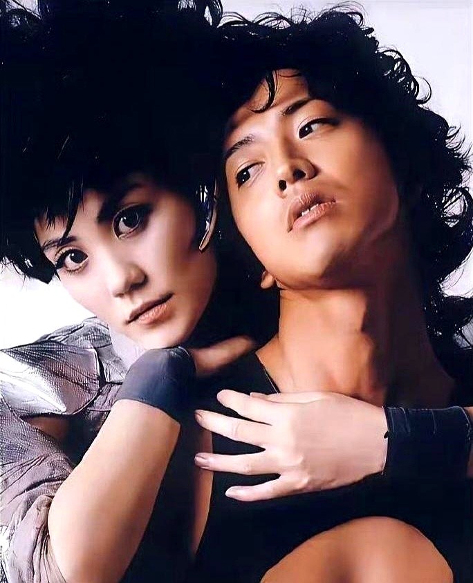 搂完木村拓哉又被梁朝伟搂，搁今天工作室早发声明了。

当年王菲拍海报随意靠肩，没有精装修，更不怕碰一下掉粉。现在的艺人拍照得先对十八遍人设，超话里CP粉打架、唯粉报警，分分钟撕成八瓣。

王菲最绝的是从不把这些当卖点，不讨好、不解释、爱拍就拍不爱就关机。

海报早泛黄了，但她那股“我乐意”的劲儿，现