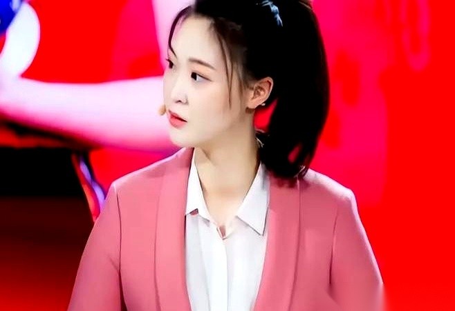 中国女排刚刚以直落三局的巨大优势把哈萨克斯坦按在地板上摩擦，单局甚至让对方的得分停留在可怜的个位数。但在央视的解说席上，前女排队长惠若琪却像在审视一场败仗。她压根没提一句“势如破竹”，而是直接抄起手术刀，当着全国观众的面，把这支连胜之师的“遮羞布”一把扯了下来。
场上的比分在飞涨，惠若琪的话却越说越