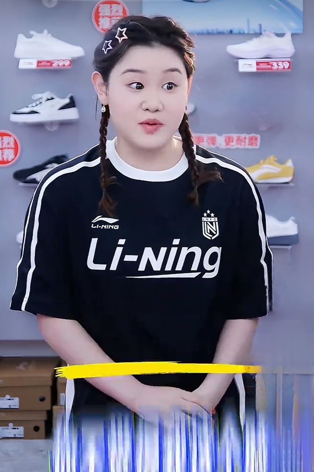 张家齐的内核简直强大到可怕。要是从小在她妈身边长大就不会是这个样子了。
网友：你就是个小胖子。
张家齐：是的，我156cm，大概100斤。我是你家闺女你得喜欢死我。我又是奥运冠军又会自己赚米养活自己，又有自己的思想。
这内核太强大了，完全不内耗。配得感超强，又自信大方。幸亏她没在她妈妈身边长大，要不