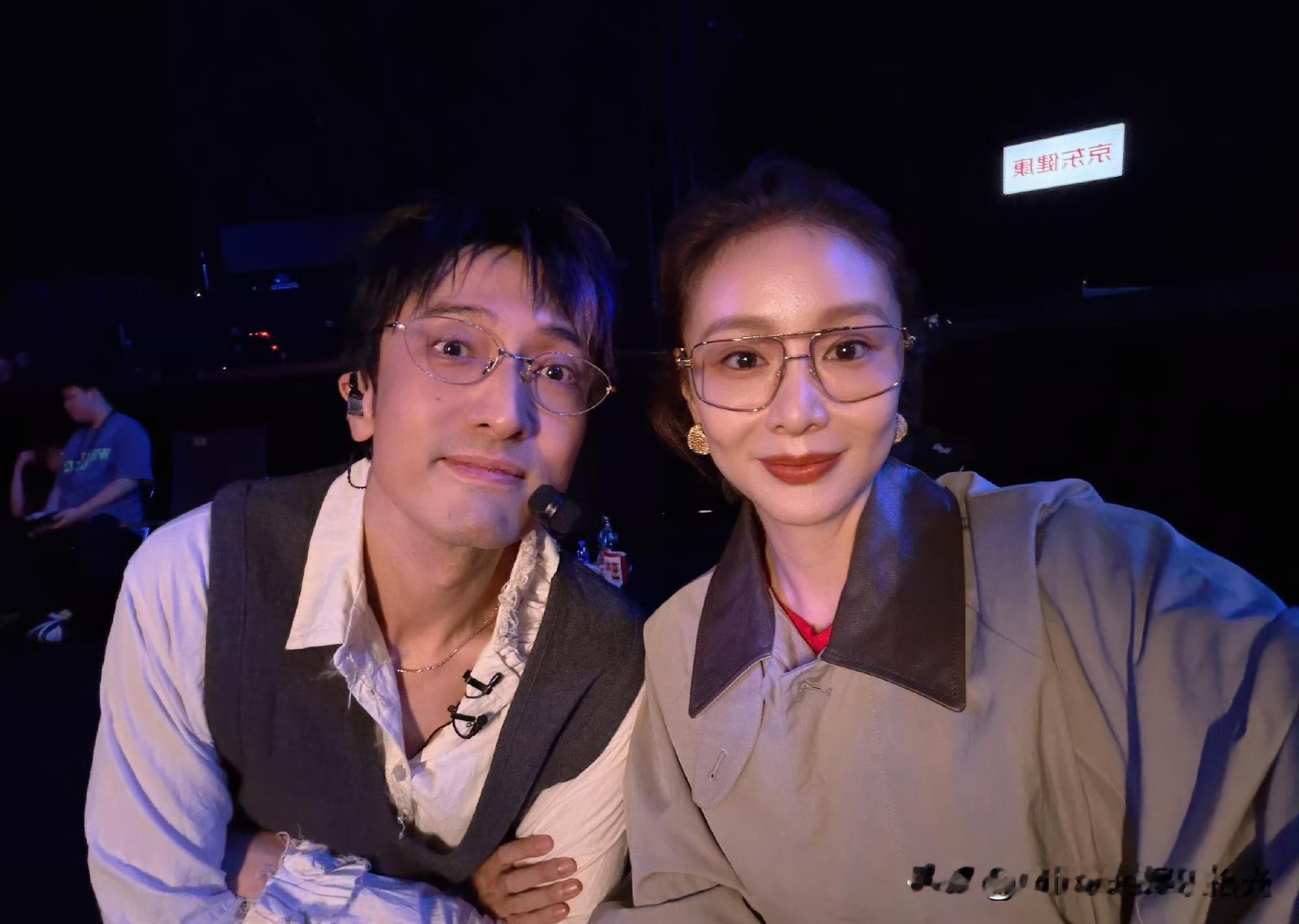 高叶跟王传君后台自拍，俩人直接放飞自我。

一本正经拍完，转头就一起瞪大眼比剪刀手，搞怪表情太有意思了。

这两位演技派，台下原来是这种有趣的性格，反差感拉满。
你们更喜欢他俩哪个角色？