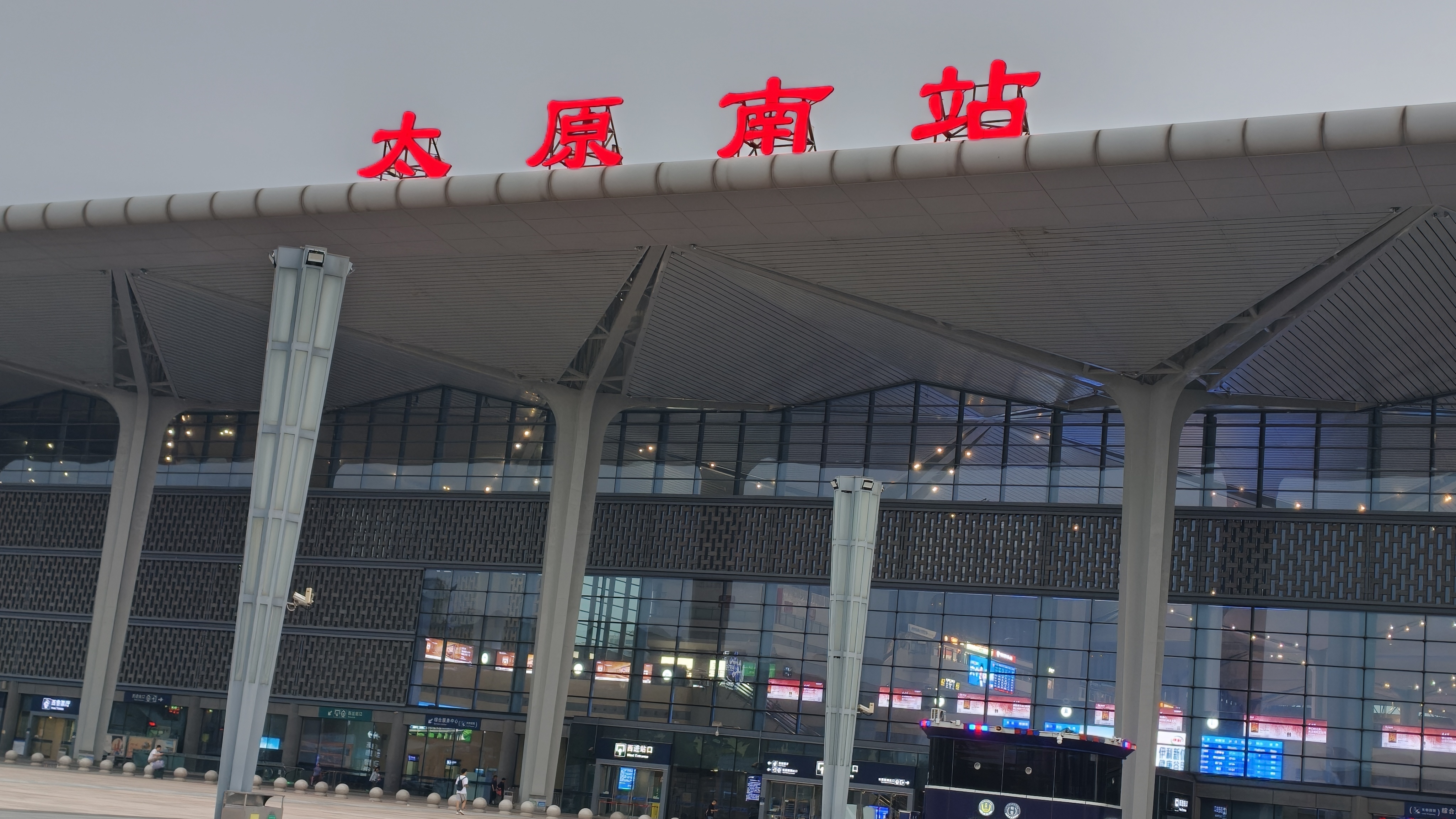 今天太原高铁到合肥，六个小时二等座全程满员，我遇到了一个不曾遇到的“困境”，几方都挺憋屈的，但这里面又都没有坏人，写出来和大家交流一下。

我前排两位乘客上车后，很自然就把后座摇下补觉。

空间马上变小。于是我这一排也想摇下后座，但被后排的乘客阻止了。

后排两位乘客一个是妈妈一个是奶 ​