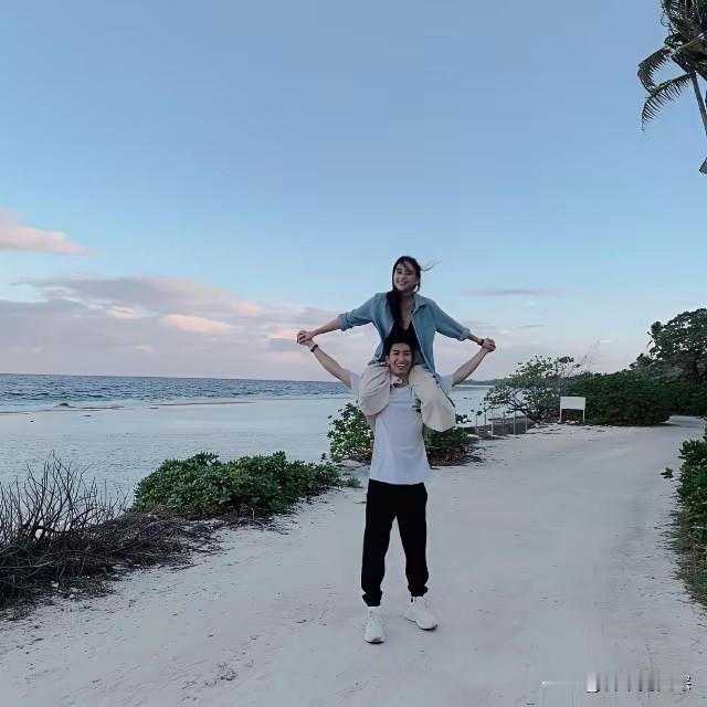 窦骁到底有多宠何超莲？看他这几年的状态，确实能感觉出来。

一个男人在事业往上的时候，通常最舍不得放下的就是工作和机会。可窦骁这些年却经常陪着何超莲旅行、生活，把不少时间留给了两个人的世界。

这也难怪外界一直觉得，他对这段感情是真的用了心。

当然，窦骁本身也不是“什么都没有”的男人。

早年靠拍