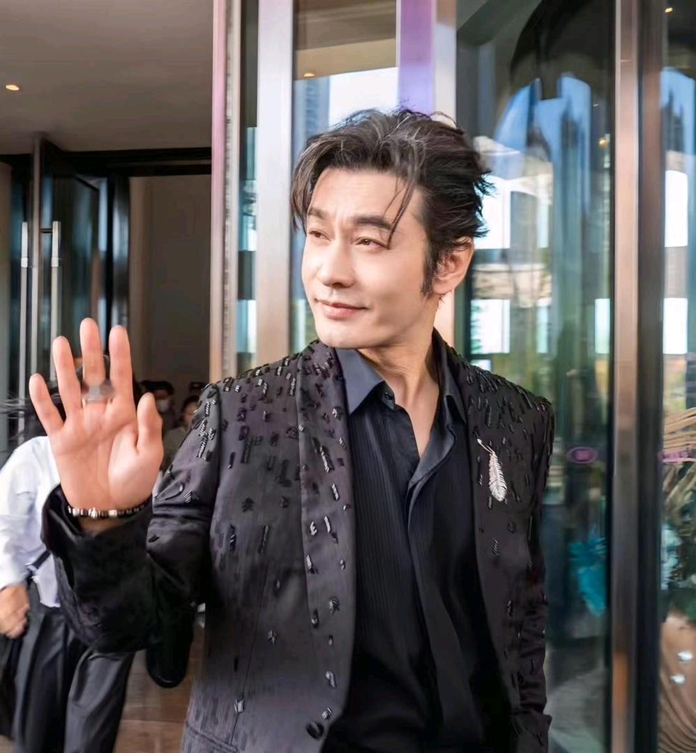 黄晓明谈及人情冷暖引发热议，向太早有评价，他太过憨厚！
黄晓明一用“兜里10块分你5块还被嫌抠门”讲人情冷暖。 向太早在2026年5月就说过他太憨厚、不懂拒绝，干儿子、拉菲下跪、投资亏钱全有细节，这次采访把老好人吃亏的事又摊开了。2026年9月一段视频采访里，48岁黄晓明说，过去别人求他拍戏、要 ​