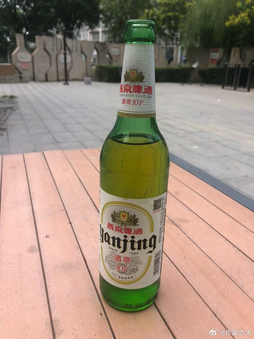 下楼想找地方吃饭，看见有个大爷光着膀子坐在椅子上喝啤酒。很久没喝过普京了，我在小卖铺买了一瓶，坐在旁边喝了起来。路边总有妇孺经过，我就不光膀子了吧…… ​