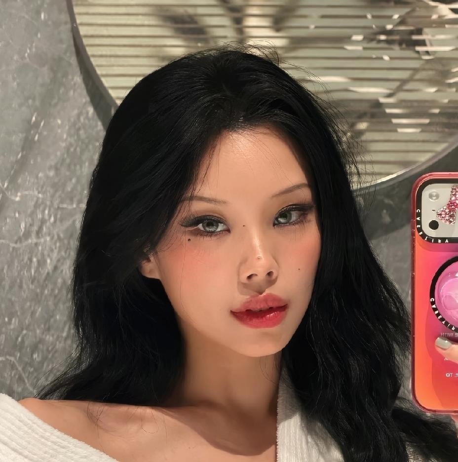 万妮达最让人服气的不是脸也不是嗓音天赋，是站上舞台那一秒整个人像被点燃。前两天她音乐会现场，灯光一压，鼓点进来，她把说唱和旋律揉得很顺，不抢拍不炫技，每一句都落在人心口上。你看她表情松弛，其实节奏卡得死死的，转音和flow换得自然，台下人还没反应过来，已经被气场罩住。现在内娱太多人镜头前精致、现场一