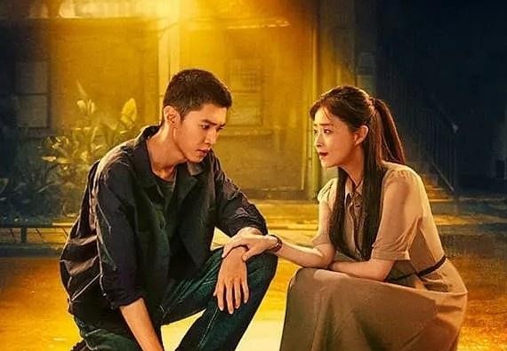 40多岁的蒋欣硬要在剧里演个二十出头的小姑娘，这画面看得人实在是有点如鲠在喉。
新剧《把夜点燃》刚上线，本来不少人是冲着阵容去蹲首播的，结果点开看完全被浇了一头冷水。
倒不是说演员保养得不行，可四十多岁人的眼神、神态里那股沉淀下来的阅历，根本不是扎个马尾、换几身减龄衣服就能抹掉的。只要镜头一给特