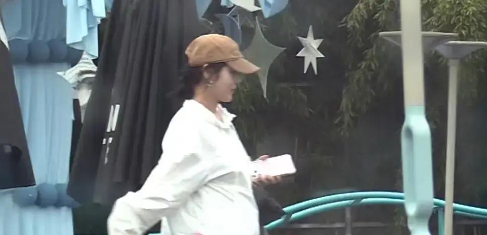 张佳宁穿着宽松白衬衫从咖啡厅走出来的照片一曝光，那微微挺起的小腹直接把她送上了风口浪尖

换作别的女星，底下评论早就是清一色的早生贵子了，结果到了她这儿，网友全在打趣问姐是不是又吃撑了

这画风属实有点搞笑，但真怪不得大家嘴欠，毕竟这事儿在她身上可是真真切切闹过大乌龙的

时间倒回2019年9月，她